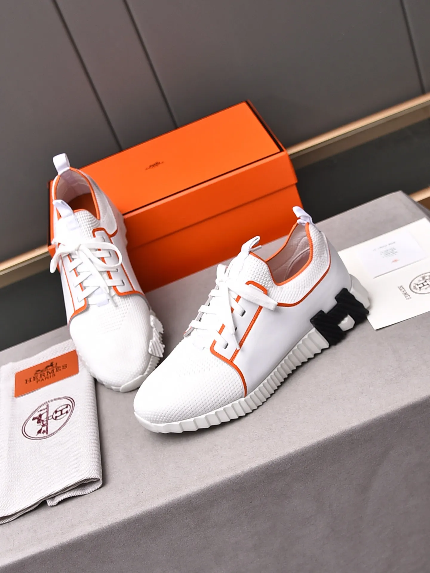 Factory price PP600 [Hermes] fe new arrival~ New Bouncing sneakers are the most comfortable shoes from Hermès, no one else⃣️. They are very light on the feet and look great. You won’t feel tired even when you go shopping and running around. 👍 Very light and comfortable, very light, suitable for both sports and leisure, and feel great when you step on them! It’s up to you to choose, there’s always what you want~ ✔️Fabric: Imported first-layer cowhide + high-elastic fly weave ✔️Inner lining: Imported water-dyed cow lining ✔️Outsole: Seamless combination of IP+TPU (multi-color letters) German technology irradiation machine ✔️Code number: Male 38-44 (45 customized)